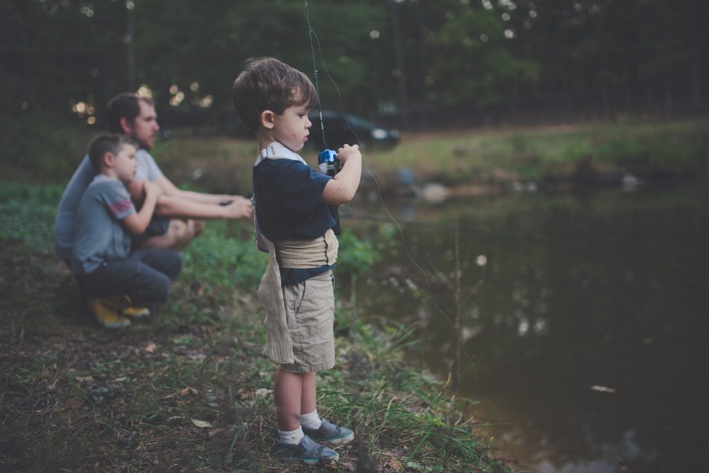 Jeune garçon s'entraînant à la pêche - Appâts du nord
