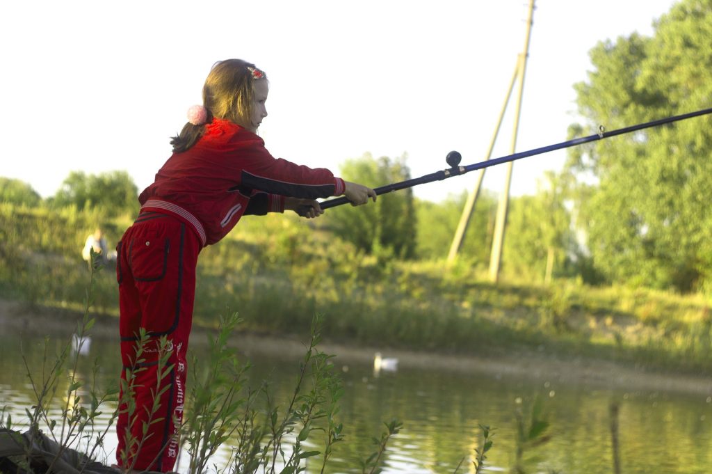 Jeune fille s'entraînant à la pêche - Appâts du nord